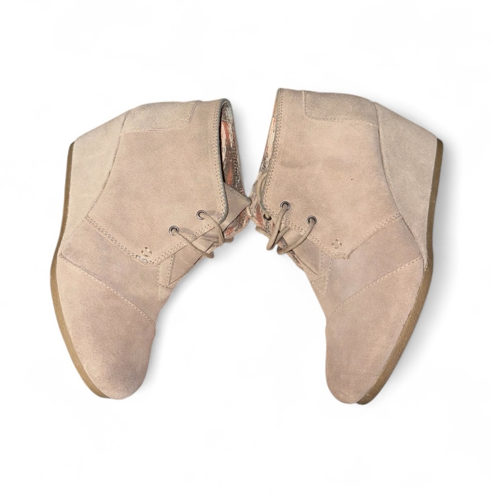 Toms Women's‎ Lace Up Boots in Tan size 8.5
